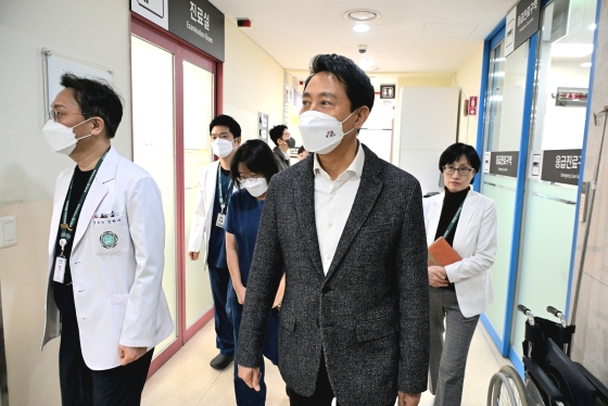 사진2. 오세훈 서울시장이 26일(일), 이대목동병원 권역응급의료센터를 찾아 의료 현장을 점검하고 있다.