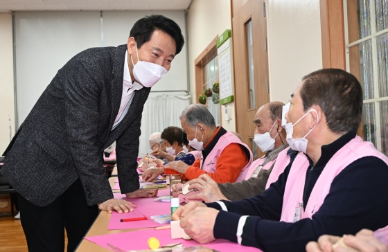 사진3.오세훈 서울시장이 27일(월), 시립동부데이케어센터를 찾아 어르신들께 새해 인사를 하고 있다.