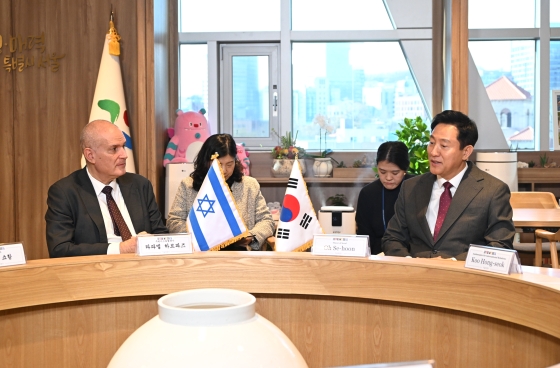 사진1. 오세훈 서울시장이 3일(월) 서울시청을 찾은 라파엘 하르파즈 주한이스라엘 대사와 면담하고 있다.