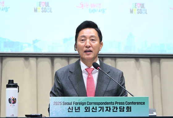 사진1. 오세훈 서울시장이 4일(화) 서울시청 대회의실에서 열린 _2025년 신년 외신기자 간담회_에 참석해 기자들의 질문에 답변하고 있다