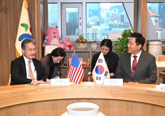 사진1. 오세훈 서울시장이 6일(목) 서울시청을 찾은 조셉 윤 신임 주한 미국 대사대리와 면담하고 있다.