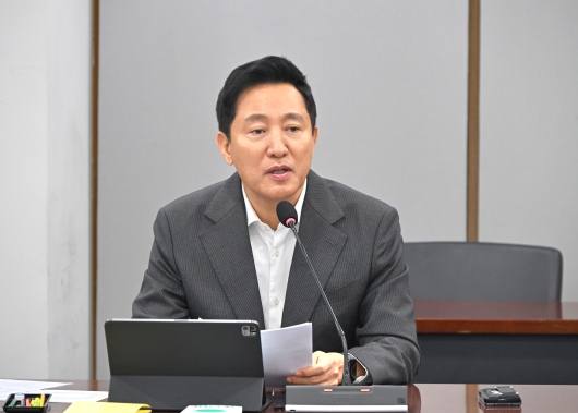 사진2. 오세훈 서울시장이 7일(금) 오전 열린 'AI와의 동행'을 위한 정례간부회의에서 모두발언 하고 있다.