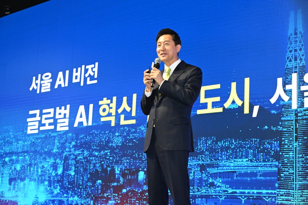 사진1. 오세훈 서울시장이 11일(화) 코엑스에서 개최된 'AI SEOUL 2025'에서 '글로벌 AI 혁신도시, 서울'이라는 주제로 비전 발표하고 있다.