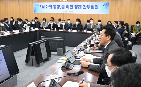 사진3. 오세훈 서울시장이 7일(금) 오전 열린 'AI와의 동행'을 위한 정례간부회의에서 모두발언 하고 있다.