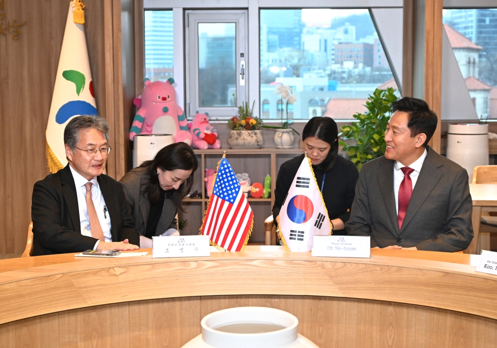 사진1. 오세훈 서울시장이 6일(목) 서울시청을 찾은 조셉 윤 신임 주한 미국 대사대리와 면담하고 있다.