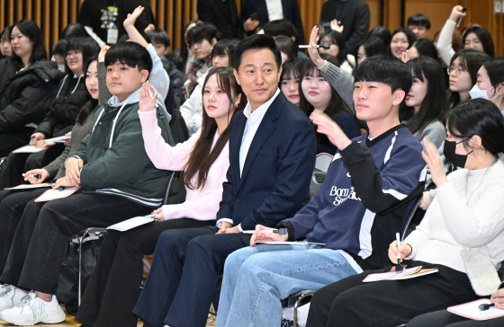 사진1. 오세훈 서울시장이 13일(목) ‘청년 시정체험 아르바이트’ 250여 명과 서울시 청년정책을 맞혀보는 ‘도전 청년 골든벨’에 참여하고 있다.