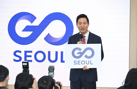 사진5. 오세훈 서울시장이 24일(월) 오전 서울시의 교통수단 통합브랜드 발표하며, 새로운 로고(GO SEOUL)을 공개하고 있다.