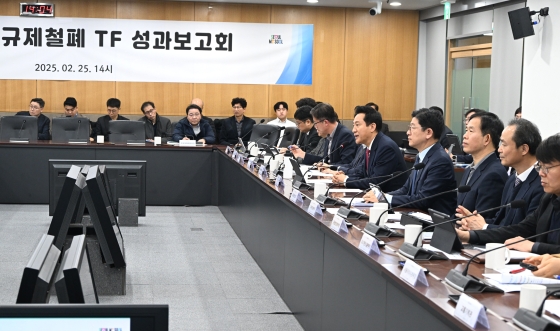 사진2. 오세훈 서울시장이 25일(화) 오후 열린 건설분야 규제철폐 TF 성과보고회에 참석해 모두발언을 하고 있다.