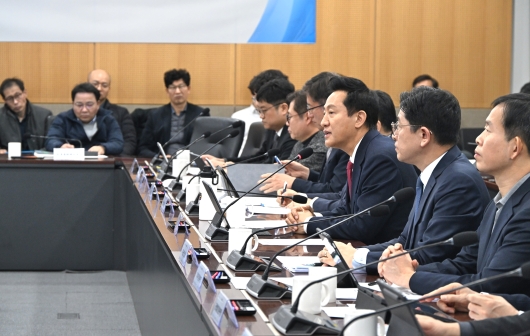 사진3. 오세훈 서울시장이 25일(화) 오후 열린 건설분야 규제철폐 TF 성과보고회에 참석해 모두발언을 하고 있다.