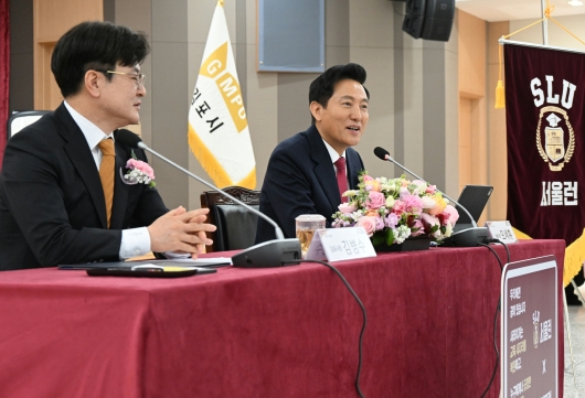사진1. 오세훈 서울시장(우측)이 25일(화) 김포시청에서 열린 '서울시-김포시 서울런 업무협약식'에서 인사말을 하고 있다.