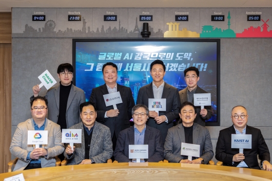 사진. 오세훈 서울시장이 6일(목) 오후 서울시청 집무실에서 AI전문가들과 미래 AI산업 육성전략과 인재 양성 방안 등을 논의 후 기념 촬영하고 있다.