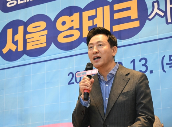 사진3. 오세훈 서울시장이 13일(목) 서울광역청년센터에서 열린 ‘서울 영테크 사업 성과간담회’에서 참여자와 재무상담사의 사례를 듣고 소감을 전하고 있다.
