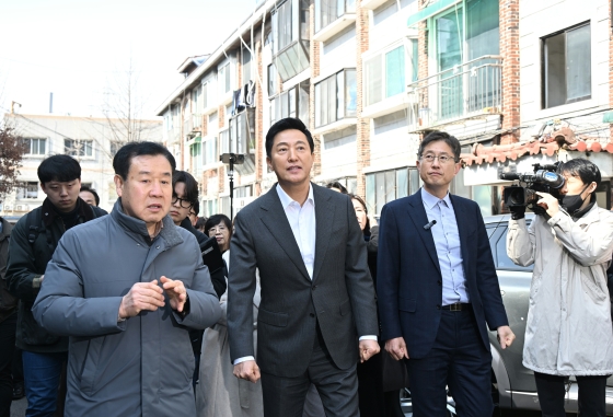 사진2. 17일(월) 오후 규제철폐 33호 대상지인 '구로구 오류동 108-1번지 일대'를 찾은 오세훈 시장이 현장을 둘러보고 있다