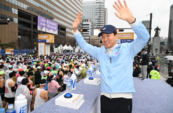 사진2. 오세훈 서울시장이 16일(일) 광화문광장에서 열린 2025 서울마라톤 출발점에서 참가자들을 응원하고 있다.