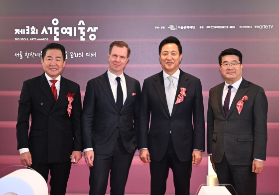 사진2. 오세훈 서울시장이 19일(수) 국립극장에서 열린 '제3회 서울예술상' 시상식에서 참석자들과 기념사진을 촬영하고 있다.