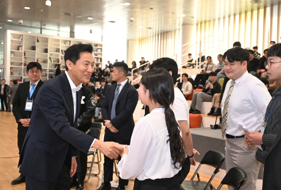 사진4. 오세훈 서울시장이 19일(수) 오후 숭실대학교 형남홀에서 「왜 다시 성장인가 미래세대를 위한 국가」 특강 전청년들과 인사를 나누고 있다.