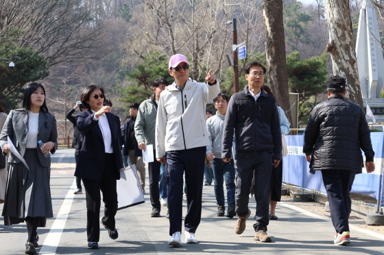 사진3. 오세훈 서울시장이 21일(금) 오후 ‘2025 서울국제정원박람회’가 열릴 예정인 보라매공원을 방문해 관련 시설물들을 점검하고 있다.