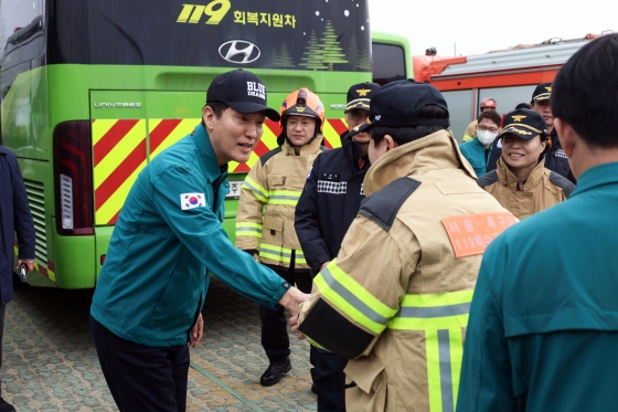 사진3. 28일(금) 산불 피해 지역인 안동을 찾은 오세훈 서울시장이 진화에 파견된 서울소방재난본부 소속 대원들을 만나 격려하고 있다.