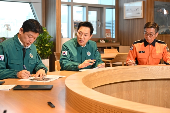 사진3. 오세훈 서울시장이 4일(금) 오전 ‘탄핵집회 대비 안전대책회의’에 참석해 대비 상황을 점검하고 있다.