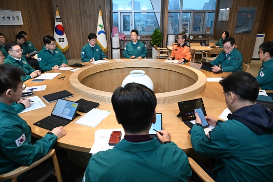(사진2)오세훈 서울시장이 5일(토)‘주말 도심 집회 안전대책회의’에서 대응계획을 점검하고 시민 안전을 당부하고 있다.
