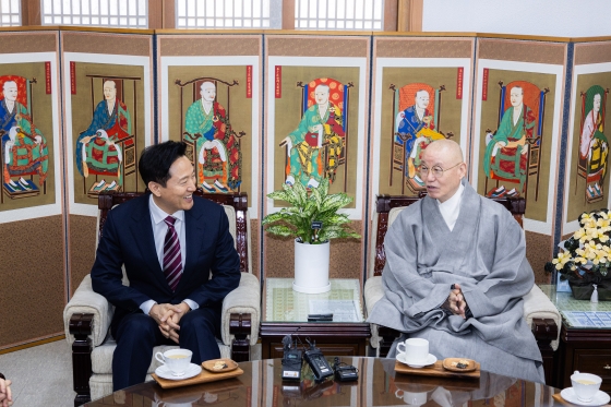 사진3. 오세훈 서울시장이 7일(월) 오전 한국불교태고종 총무원에서 총무원장 상진스님과 환담을 나누고 있다.