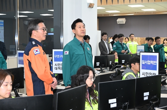 사진1. 오세훈 서울시장이 4일(금) 오후 서울시청 재난안전상황실에서 연결된 폐쇄회로(CC)TV를 통해 시내상황을 점검하고 있다. (1)