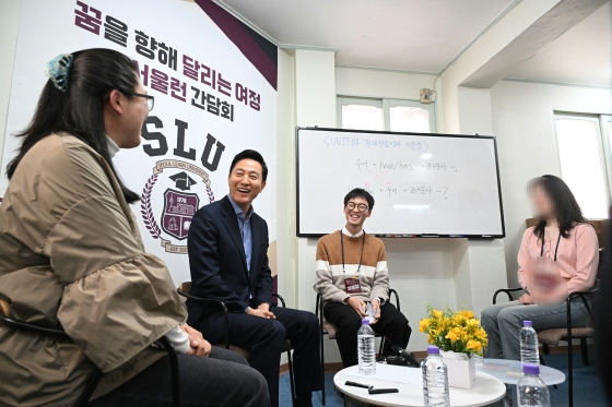 사진2. 오세훈 서울시장이 8일(화) 오전 '서울런 학생 초청 간담회'에 참석해 학생, 학부모, 멘토와 서울런 이용 경험담을 나누고 있다. (1)