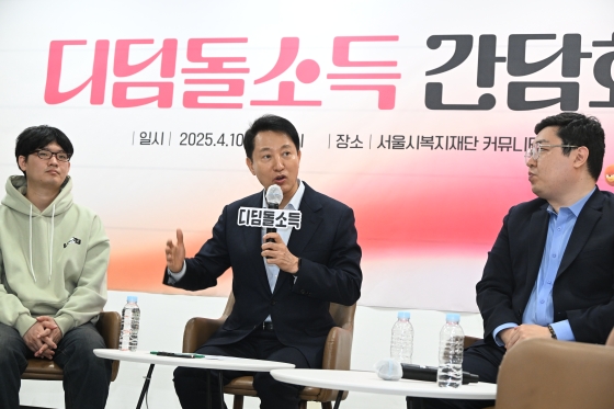 사진3. 오세훈 서울시장이 10일(목) '디딤돌소득 참여가구 간담회'에서 참석자들과 이야기를 나누고 있다.
