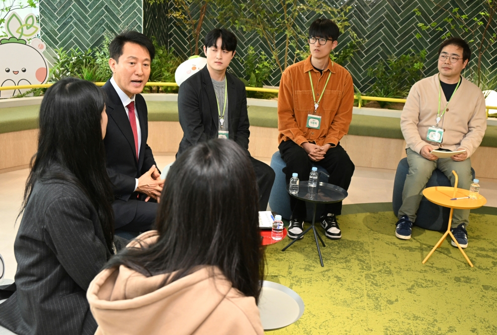 사진2. 오세훈 서울시장이 9일(수) '청년취업사관학교 간담회'에서 참석자들과 이야기를 나누고 있다.