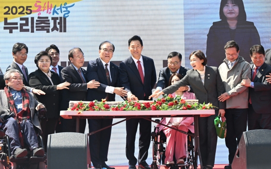 사진2. 오세훈 서울시장이 11일(금) 열린 '2025 동행서울 누리축제'에서 주요 내빈과 함께 케이크커팅을 하고 있다.
