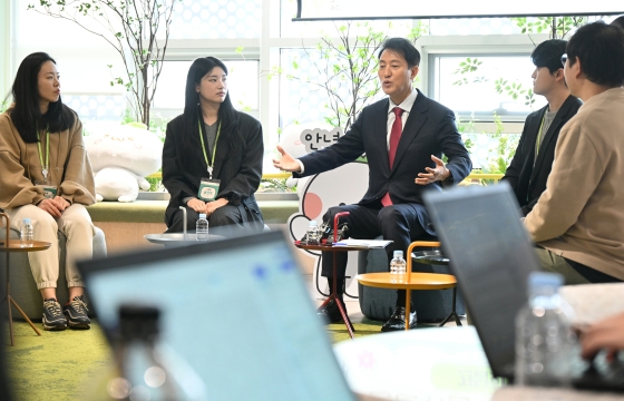 사진1. 오세훈 서울시장이 9일(수) '청년취업사관학교 간담회'에서 참석자들과 이야기를 나누고 있다.
