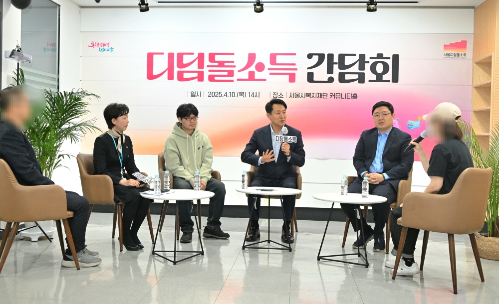 사진2. 오세훈 서울시장이 10일(목) '디딤돌소득 참여가구 간담회'에서 참석자들과 이야기를 나누고 있다.