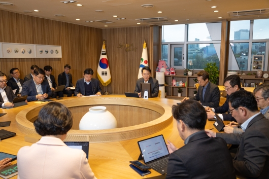 사진1. 오세훈 서울시장이 14일(월) 오후 ‘안전점검 회의’에서 지반침하 안전관리 대책 등 주요 시민안전 대책을 점검하고 있다. (1)