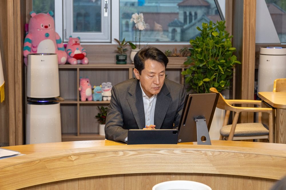 사진2. 오세훈 서울시장이 14일(월) 오후 ‘안전점검 회의’에서 지반침하 안전관리 대책 등 주요 시민안전 대책을 점검하고 있다.