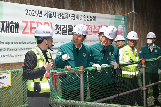 사진5. 오세훈 서울시장이 23일(수) 영동대로 지하공간 복합개발사업 지하 암반 굴착 현장을 점검하고 있다.
