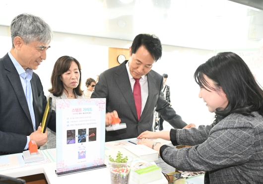 사진4. 24일(목) 서울시민대학 ‘7학년교실 종합 입학식’에 참석한 오세훈 서울시장이 입학주간을 맞아 진행되는 스탬프 투어 이벤트에 참여하고 있다.