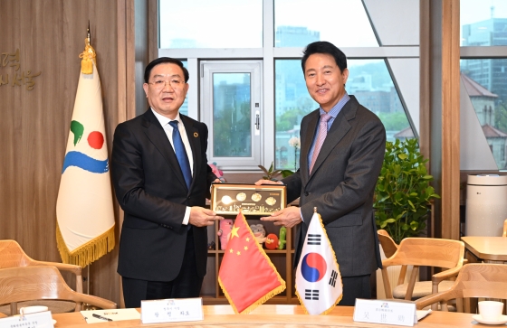 사진1. 오세훈 서울시장이 22일(화) 오후 서울시청을 방문한 중국 청두시 왕펑차오(王鳳朝) 시장과 기념사진을 촬영하고 있다.