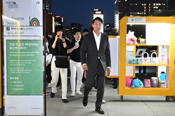 사진2. 오세훈 서울시장이 23일(수) 광화문광장을 찾아 휴식기를 마치고 시민 곁으로 돌아온 서울야외도서관(광화문 책마당)을 둘러보고 있다.