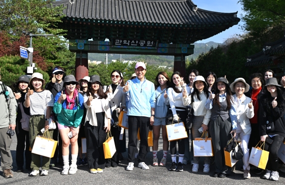 사진3. 오세훈 서울시장이 24일(목) ‘서울 등산관광센터 관악산점 개관식’ 참여자들과 기념사진을 촬영하고 있다.