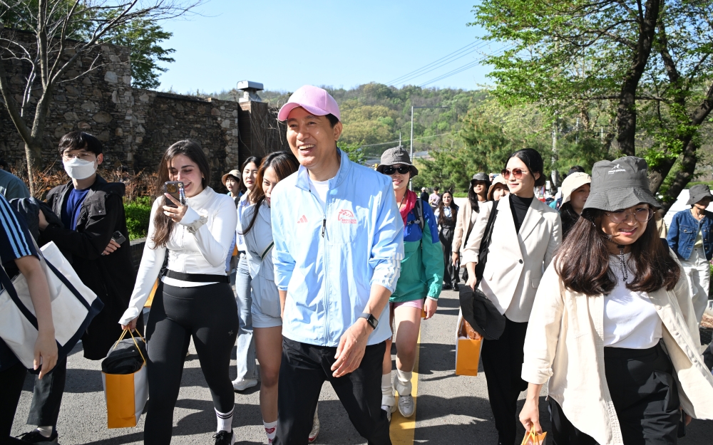 사진2. 오세훈 서울시장이 24일(목) ‘서울 등산관광센터 관악산점 개관식’을 찾은 시민들과 함께 걷고 있다.