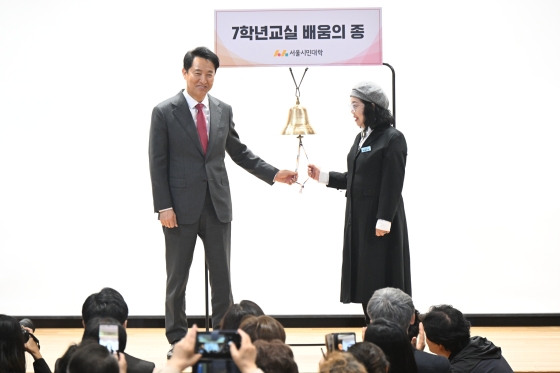 사진2. 오세훈 서울시장은 24일(목) 다시가는 캠퍼스(관악구 봉천동)에서 열린 서울시민대학 ‘7학년교실 종합 입학식’에서 오프닝 퍼포먼스 ‘배움의 종’을 울리고 있다.