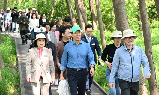 사진1. 오세훈 서울시장이 29일(화) 열린 ‘암사초록길 개통식’에서 참석자들과 함께 걷고 있다.