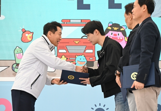 (사진3) 오세훈 서울시장이 2일(금) 여의도공원에서 열린 ‘2025 서울안전한마당’에서 용감한 의인상을 수여하고 있다.