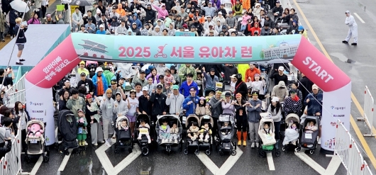 사진2. 오세훈 서울시장이 3일 오전 광화문광장에서 열린 '2025 서울 유아차 런'에서 가수 션, 러닝전도사 안정은을 비롯한 대회 참가자들과 출발 준비를 하고 있다. 