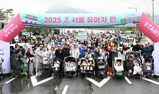 사진3. 오세훈 서울시장이 3일 오전 광화문광장에서 열린 '2025 서울 유아차 런'에서 가수 션, 러닝전도사 안정은을 비롯한 대회 참가자들과 출발 준비를 하고 있다. 