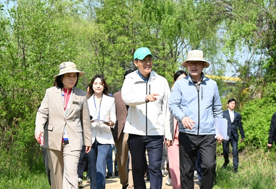 사진2. 오세훈 서울시장이 29일(화) 열린 ‘암사초록길 개통식’에서 참석자들과 함께 걷고 있다.