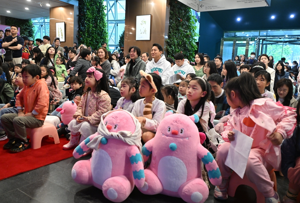 사진2. 오세훈 서울시장이 1일(목) 서울시 캐릭터 ‘해치’ 탄생 1주년 기념행사에서 해치의 성장 스토리 영상을 시청하고 있다.