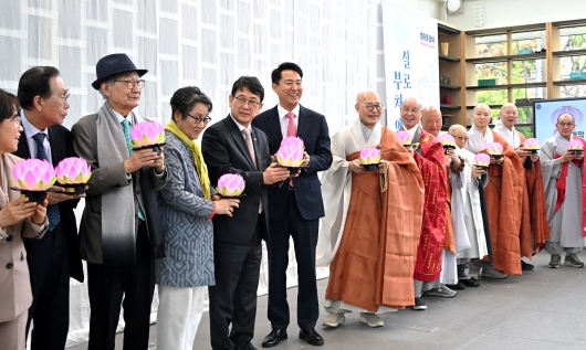 사진2. 오세훈 서울시장이 2일(금) 서울공예박물관에서 열린 국내 최대 규모 불교 자수 공예 특별전 「염원을 담아」 전시개막 세리머니를 하고 있다.
