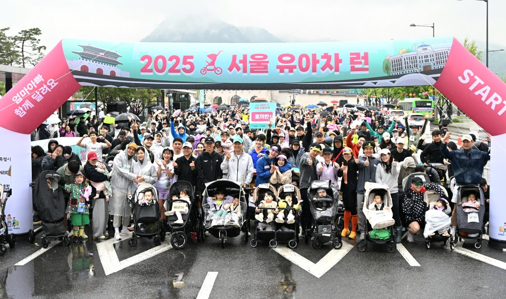 사진3. 오세훈 서울시장이 3일 오전 광화문광장에서 열린 '2025 서울 유아차 런'에서 가수 션, 러닝전도사 안정은을 비롯한 대회 참가자들과 출발 준비를 하고 있다. 