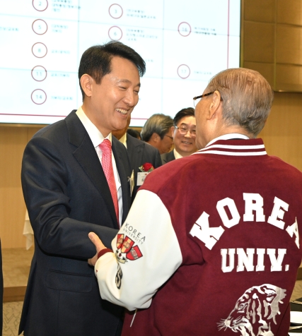 사진2. 오세훈 서울시장이 5일(월) ‘고려대 개교 120주년 기념 케이크 커팅식’에서 참석자들과 인사를 나누고 있다.